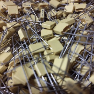 condensateur 2.7 nf 63v  5.08